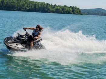 2027-Yamaha-JETBLASTERPRO-EU-Black_Mint-Action-007-03